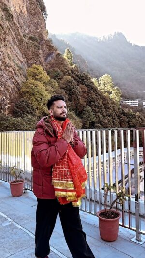 Elvish Yadav Instagram - माता जिसको अपने घर बुलाये वो क़िस्मत वाले होते है🙏🏻
.
.
.
#elvishyadav #elvisharmy #reels #vaishnodevi
