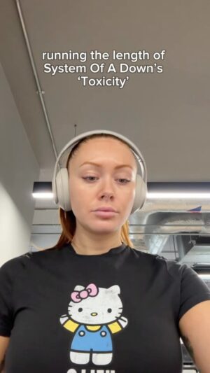 Elz The Witch Instagram - running the length of @systemofadown ‘Toxicity’ album 🏃🏼‍♀️👏🏼 starting 2025 off right 🔥

#systemofadown #metalmusic #numetal #runningchallenge #linkinpark