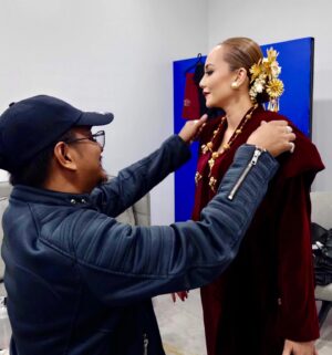 Emelda Rosemila Instagram - Persiapan waktu Maljis Anugerah Festival Filem Malaysia ke 33. Thank you atas jemputan sebagai penyampai anugerah. I had fun on stage walaupun kaki masih injured tak dapat pakai kasut 10 inci hehe.

Thanks to my beloved team siapkan Mel ala ala puteri hehe.
Love korang!♥️♥️♥️

Thanks juga kepada manager and fan ai no syatu @emyliadac 🤩

Jarang-jarang mel berklasik. But sejujurnya mel lebih selesa begini.♥️

Much Love to.

Creative manager @pinography 
Stylist @holyblackrapunzel 
Make up @arymuzamer 
Photographer @itsme_gigy 

For the time and effort u put in! Me laff!!♥️

Cuma tak menang anugerah jer hehe.

#ffm33
