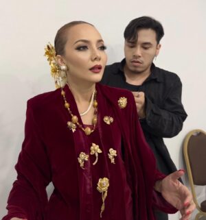 Emelda Rosemila Instagram - Persiapan waktu Maljis Anugerah Festival Filem Malaysia ke 33. Thank you atas jemputan sebagai penyampai anugerah. I had fun on stage walaupun kaki masih injured tak dapat pakai kasut 10 inci hehe.

Thanks to my beloved team siapkan Mel ala ala puteri hehe.
Love korang!♥️♥️♥️

Thanks juga kepada manager and fan ai no syatu @emyliadac 🤩

Jarang-jarang mel berklasik. But sejujurnya mel lebih selesa begini.♥️

Much Love to.

Creative manager @pinography 
Stylist @holyblackrapunzel 
Make up @arymuzamer 
Photographer @itsme_gigy 

For the time and effort u put in! Me laff!!♥️

Cuma tak menang anugerah jer hehe.

#ffm33