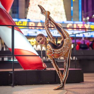 Emerald Gordon Wulf Instagram - Are you ready for Christmas?? I feel like the luckiest girl ever to not only be in New York City for the holidays, but my parents and grandparents are here with me too! What a dream! 
Photos by @reneechoiphotography and costume by @shapeshifterzco 
#contortion #contortionist #flexible #flexibility #inversion #handstand #split #nyc #christmas #xmas #newyork #gymnast #gymnastics #cheer #gingerbread