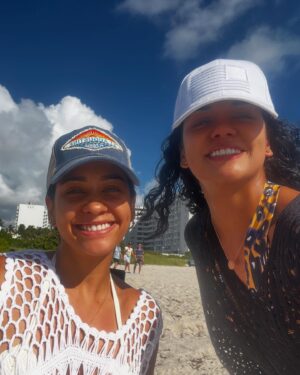 Emilia Ceballos Instagram - Mi Hermana hermosa @doras_ceballos se encuentra de cumpleaños 🎂 
Me siento tan feliz de tenerte en mi vida !

Eres ejemplo de vida , fortaleza, amor incondicional , transformación y evolución !
Te amo ❤️ mucho mi #cochorro !
Eres demasiado para mí !
El universo cargado de ángeles 👼 está contigo !
Celebra la vida !

Pd : cuando les digo que es hermosa 😍! Es indiscutible !

Pd2: cochorro es una palabra poderosa para las dos jajaja oh si !