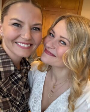 Emilie de Ravin Instagram - What a beautiful weekend celebrating #onceuponatime 🥰
Huge thank you to all the amazing #oncers fans for coming and making this such a special time! All your love & hope brings so much joy to me. AND 🥳🥳🥳 to @unionassoc for making it all happen! 
Until next year…. bisous 💋💋💋❤️🤍💙
#fromstorybrooketoparis #ouat