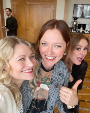 Emilie de Ravin Instagram - What a beautiful weekend celebrating #onceuponatime 🥰
Huge thank you to all the amazing #oncers fans for coming and making this such a special time! All your love & hope brings so much joy to me. AND 🥳🥳🥳 to @unionassoc for making it all happen! 
Until next year…. bisous 💋💋💋❤️🤍💙
#fromstorybrooketoparis #ouat