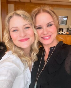 Emilie de Ravin Instagram - What a beautiful weekend celebrating #onceuponatime 🥰
Huge thank you to all the amazing #oncers fans for coming and making this such a special time! All your love & hope brings so much joy to me. AND 🥳🥳🥳 to @unionassoc for making it all happen! 
Until next year…. bisous 💋💋💋❤️🤍💙
#fromstorybrooketoparis #ouat