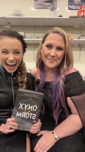 Emily Calandrelli Instagram - YOU GUYZ!!!!!!! #onyxstorm 🐉🔥@rebeccayarros
