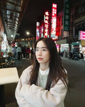 Emily Chan Instagram - 這趟台北又比十一月的時候更冷，穿得更厚吃得更多。
2025年的第一個月份，大多都在冬天的國家度過。

想起很多年前，許願能在不同的國家醒來寫作，
看各種日出和夕陽，看不同角度的月亮。

也許是心理作用，覺得家鄉的月亮和其他地方看到的不一樣。
家鄉的味道和其他的當然也不一樣。

第一次來臺北的時候十四歲，二十年後的今天，我也不一樣了吧？
當初只知道要吃滷肉飯，現在已經分辨得出哪個夜市的蚵煎更好吃了。

今晚想吃薑母鴨 🤤
有沒有同學可以介紹 台中哪家薑母鴨好吃丫

#emilyintaipei