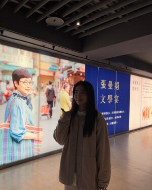 Emily Chan Instagram - 這趟台北又比十一月的時候更冷，穿得更厚吃得更多。
2025年的第一個月份，大多都在冬天的國家度過。

想起很多年前，許願能在不同的國家醒來寫作，
看各種日出和夕陽，看不同角度的月亮。

也許是心理作用，覺得家鄉的月亮和其他地方看到的不一樣。
家鄉的味道和其他的當然也不一樣。

第一次來臺北的時候十四歲，二十年後的今天，我也不一樣了吧？
當初只知道要吃滷肉飯，現在已經分辨得出哪個夜市的蚵煎更好吃了。

今晚想吃薑母鴨 🤤
有沒有同學可以介紹 台中哪家薑母鴨好吃丫

#emilyintaipei