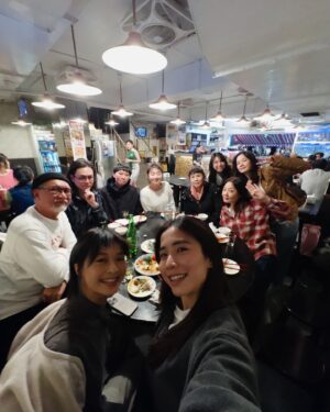Emily Chan Instagram - 這趟台北又比十一月的時候更冷，穿得更厚吃得更多。
2025年的第一個月份，大多都在冬天的國家度過。

想起很多年前，許願能在不同的國家醒來寫作，
看各種日出和夕陽，看不同角度的月亮。

也許是心理作用，覺得家鄉的月亮和其他地方看到的不一樣。
家鄉的味道和其他的當然也不一樣。

第一次來臺北的時候十四歲，二十年後的今天，我也不一樣了吧？
當初只知道要吃滷肉飯，現在已經分辨得出哪個夜市的蚵煎更好吃了。

今晚想吃薑母鴨 🤤
有沒有同學可以介紹 台中哪家薑母鴨好吃丫

#emilyintaipei