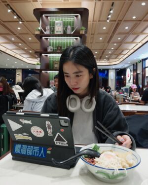 Emily Chan Instagram - 這趟台北又比十一月的時候更冷，穿得更厚吃得更多。
2025年的第一個月份，大多都在冬天的國家度過。

想起很多年前，許願能在不同的國家醒來寫作，
看各種日出和夕陽，看不同角度的月亮。

也許是心理作用，覺得家鄉的月亮和其他地方看到的不一樣。
家鄉的味道和其他的當然也不一樣。

第一次來臺北的時候十四歲，二十年後的今天，我也不一樣了吧？
當初只知道要吃滷肉飯，現在已經分辨得出哪個夜市的蚵煎更好吃了。

今晚想吃薑母鴨 🤤
有沒有同學可以介紹 台中哪家薑母鴨好吃丫

#emilyintaipei