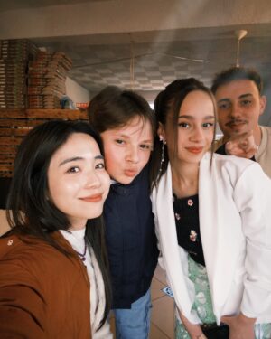 Emily Chan Instagram - 三件會讓我記得Ribnovo的人事物：
麵包，像天使一樣的阿姨們，像油畫一樣的皮林山。

保加利亞是我在 #非一般婚禮 主持的最後一集。
參與了四場婚禮，見證四對戀人結婚，我常在回程的飛機上回想婚禮上的種種畫面。

婚禮上最開心的是新人，是父母，還是親友呢？
愛情會讓人變小孩嗎？
決定共度餘生的人會有什麼眼神？會有星星嗎？
新娘告別娘家的時候有不捨嗎？還是有更多的期待？

在主持節目的時候想的是這些，加上天氣冷，難免會走神（但我還是努力工作喔怕老闆不再用我怕怕）。幸好有隊友們的活力加持，這幾趟旅程都很圓滿。 

這裡的阿姨人很好。拍攝團隊站在路上凍得快麻痺，都會被邀請到家裡/店裡取暖，請喝一杯燙手的咖啡，加一個麵包。作為遊子，總是會被善意感動。

這裡的孩子很可愛，喜歡他們眼神裡的純樸和嬌羞。

不知道還會不會再來，但很確信這一集播出的時候，
一定會成就感滿滿。

在午夜十二點，攝氏零度工作的我們，超帥的✨

#非一般婚禮 1月23日，星期四晚上8點，
在 @channel8sg #mewatch 播出

謝謝 @augustpictures 帶我看世界 🌎

#unusualwedding