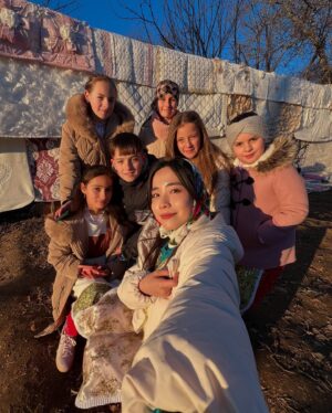 Emily Chan Instagram - 三件會讓我記得Ribnovo的人事物：
麵包，像天使一樣的阿姨們，像油畫一樣的皮林山。

保加利亞是我在 #非一般婚禮 主持的最後一集。
參與了四場婚禮，見證四對戀人結婚，我常在回程的飛機上回想婚禮上的種種畫面。

婚禮上最開心的是新人，是父母，還是親友呢？
愛情會讓人變小孩嗎？
決定共度餘生的人會有什麼眼神？會有星星嗎？
新娘告別娘家的時候有不捨嗎？還是有更多的期待？

在主持節目的時候想的是這些，加上天氣冷，難免會走神（但我還是努力工作喔怕老闆不再用我怕怕）。幸好有隊友們的活力加持，這幾趟旅程都很圓滿。 

這裡的阿姨人很好。拍攝團隊站在路上凍得快麻痺，都會被邀請到家裡/店裡取暖，請喝一杯燙手的咖啡，加一個麵包。作為遊子，總是會被善意感動。

這裡的孩子很可愛，喜歡他們眼神裡的純樸和嬌羞。

不知道還會不會再來，但很確信這一集播出的時候，
一定會成就感滿滿。

在午夜十二點，攝氏零度工作的我們，超帥的✨

#非一般婚禮 1月23日，星期四晚上8點，
在 @channel8sg #mewatch 播出

謝謝 @augustpictures 帶我看世界 🌎

#unusualwedding