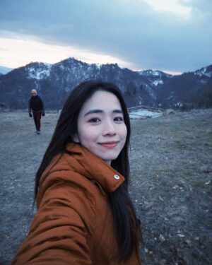 Emily Chan Instagram - 三件會讓我記得Ribnovo的人事物：
麵包，像天使一樣的阿姨們，像油畫一樣的皮林山。

保加利亞是我在 #非一般婚禮 主持的最後一集。
參與了四場婚禮，見證四對戀人結婚，我常在回程的飛機上回想婚禮上的種種畫面。

婚禮上最開心的是新人，是父母，還是親友呢？
愛情會讓人變小孩嗎？
決定共度餘生的人會有什麼眼神？會有星星嗎？
新娘告別娘家的時候有不捨嗎？還是有更多的期待？

在主持節目的時候想的是這些，加上天氣冷，難免會走神（但我還是努力工作喔怕老闆不再用我怕怕）。幸好有隊友們的活力加持，這幾趟旅程都很圓滿。 

這裡的阿姨人很好。拍攝團隊站在路上凍得快麻痺，都會被邀請到家裡/店裡取暖，請喝一杯燙手的咖啡，加一個麵包。作為遊子，總是會被善意感動。

這裡的孩子很可愛，喜歡他們眼神裡的純樸和嬌羞。

不知道還會不會再來，但很確信這一集播出的時候，
一定會成就感滿滿。

在午夜十二點，攝氏零度工作的我們，超帥的✨

#非一般婚禮 1月23日，星期四晚上8點，
在 @channel8sg #mewatch 播出

謝謝 @augustpictures 帶我看世界 🌎

#unusualwedding