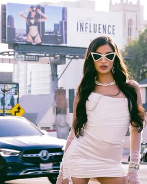 Emily Willis Instagram - It’s pretty amazing having a billboard . Thankful for all of youuuuuu💛