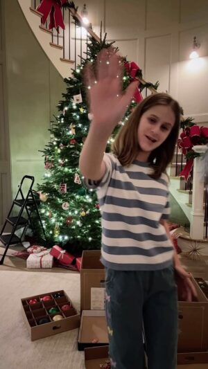Emma Heming Instagram - Part 2! How’d we do?🎄❤️💚🎄