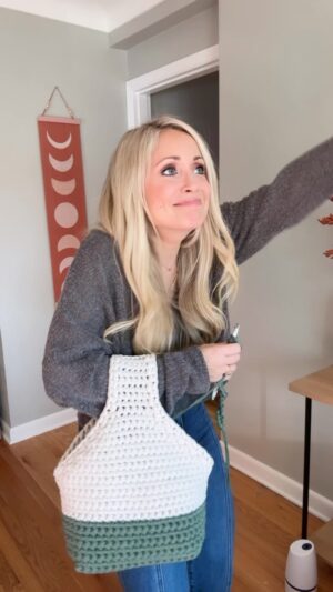 Emme Rylan Instagram - Finally realized that I could MAKE MY OWN PROJECT BAGS. 🤯 This is the hands down, must make immediately, PERFECT crochet project bag! It hangs comfortably on your arm so that your hands are free to carry your coffee OR you could always crochet while walking (carefully) around! @dmoney596 will tell you that yes I do crochet and walk 😬 and that he is super impressed, right Don?
‌
This is a beginner friendly crochet pattern with video tutorial. In the video I make the bag with you from beginning to end. Link to my new pattern is in my bio!
‌
(I used @lionbrand’s Cover Story Lazy Days Thick & Quick! Their Hue and Me and Faux Leather yarn is also perfect for it. Endless options!)