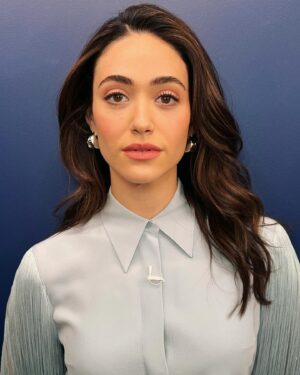 Emmy Rossum Instagram - Mic’d and ready to go @livekellyandmark to chat WALDEN @2stnyc. If you like space or Earth or sisters, come see us. Link in bio.