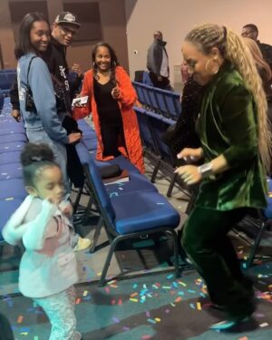 Erica Campbell Instagram - Happy New Year!! #Happy2025 @caliworship @warryncampbell 

I’m always gonna dance with the babies @brittynnolivia @brynleedior ❤️❤️