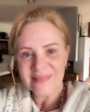 Erika Buenfil Instagram - Regresando a casa. Día de descanso y de recuperación de tanto caminar. Feliz feliz. Han sido días maravillosos. Un fin de año inolvidable. Y un inicio de año feliz y plena. Gracias gracias gracias por tantas bendiciones. ❤️🙏🏻