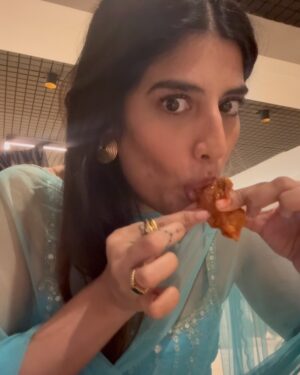 Erika Packard Instagram - Yaha waha chotey Khushi ke pul 🩵