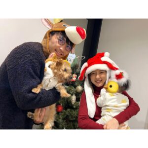 Erina Mano Instagram - Merry Christmas🎄
夫にクリスマスグッズを頼んだら
今年の家族写真はこんな感じになりました😂
.
.
毎年この時期に撮っている家族写真。
今年は子供が産まれて家族が増えた嬉しさと
弟わんこがここにはいない寂しさで
上手く言葉にできない気持ちで胸がきゅっとなる🥲
ふとしたときに、会いたくてたまらなくて涙が出てくるけど
心の中にはいつだって弟わんこがいます。
大切な家族！🐶
#家族写真
