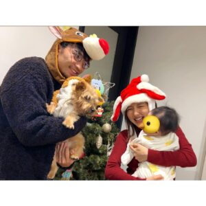 Erina Mano Instagram - Merry Christmas🎄
夫にクリスマスグッズを頼んだら
今年の家族写真はこんな感じになりました😂
.
.
毎年この時期に撮っている家族写真。
今年は子供が産まれて家族が増えた嬉しさと
弟わんこがここにはいない寂しさで
上手く言葉にできない気持ちで胸がきゅっとなる🥲
ふとしたときに、会いたくてたまらなくて涙が出てくるけど
心の中にはいつだって弟わんこがいます。
大切な家族！🐶
#家族写真