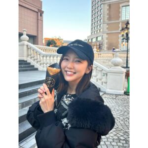 Erina Mano Instagram - プライベートショットは久しぶりだ😳
お休みの日に家族でお出かけした日☀️
少しずつ子供と一緒に出かけられるようになって嬉しい🫧
.
.
クリスマスマルシェをやっていたので覗いてみたら
前から気になっていたクレープ屋さんを見つけました！
どれも美味しそうで悩んだけどモンブランクレープを食べました🌰
クレープを食べるのも久しぶりだったから嬉しかったし美味しかった〜🥹🤎
.
.
あっという間に12月に突入して2024年もあと少しで終わりますね！
去年は買いそびれちゃったクリスマスツリーを今年は購入！
決めるの遅くなっちゃったけどもうちょっとで届く予定です📦
早く飾り付けしたいな〜🎄🤭
みんなはもう飾ってますか？？🎄
#休日
#お出かけ
#クレープ
#気分転換