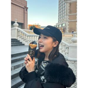 Erina Mano Instagram - プライベートショットは久しぶりだ😳
お休みの日に家族でお出かけした日☀️
少しずつ子供と一緒に出かけられるようになって嬉しい🫧
.
.
クリスマスマルシェをやっていたので覗いてみたら
前から気になっていたクレープ屋さんを見つけました！
どれも美味しそうで悩んだけどモンブランクレープを食べました🌰
クレープを食べるのも久しぶりだったから嬉しかったし美味しかった〜🥹🤎
.
.
あっという間に12月に突入して2024年もあと少しで終わりますね！
去年は買いそびれちゃったクリスマスツリーを今年は購入！
決めるの遅くなっちゃったけどもうちょっとで届く予定です📦
早く飾り付けしたいな〜🎄🤭
みんなはもう飾ってますか？？🎄
#休日
#お出かけ
#クレープ
#気分転換