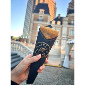 Erina Mano Instagram - プライベートショットは久しぶりだ😳
お休みの日に家族でお出かけした日☀️
少しずつ子供と一緒に出かけられるようになって嬉しい🫧
.
.
クリスマスマルシェをやっていたので覗いてみたら
前から気になっていたクレープ屋さんを見つけました！
どれも美味しそうで悩んだけどモンブランクレープを食べました🌰
クレープを食べるのも久しぶりだったから嬉しかったし美味しかった〜🥹🤎
.
.
あっという間に12月に突入して2024年もあと少しで終わりますね！
去年は買いそびれちゃったクリスマスツリーを今年は購入！
決めるの遅くなっちゃったけどもうちょっとで届く予定です📦
早く飾り付けしたいな〜🎄🤭
みんなはもう飾ってますか？？🎄
#休日
#お出かけ
#クレープ
#気分転換