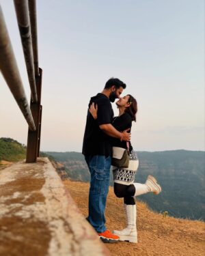 Esha Kansara Instagram - Ending this year with lots of different experiences, tons of happiness, and a feeling of content! 💕🥳 Hoping the same for you all too!!!💃💃💃