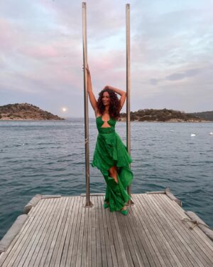 Esra Ruşan Instagram - Gün ışığı dolu bi üçüncü sezon başlangıcıydı. Her anıyla unutulmaz bi sekiz gün❤️🌈