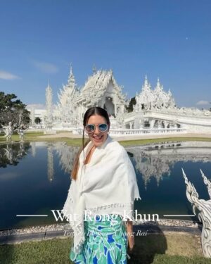 Eugenia Lemos Instagram - El Templo más hermoso de #tailandia🇹🇭 

En las afueras de Chiang Rai, emerge una creación única en el mundo del arte sacro: Wat Rong Khun 🤍✨, también conocido como el Templo Blanco. 

A diferencia de otros templos tradicionales, #watrongkhun es una obra de arte contemporáneo, concebida por el artista tailandés Chalermchai Kositpipat. Su deslumbrante fachada blanca, adornada con espejos y esculturas surrealistas, representa el camino hacia la iluminación y la pureza según la cosmovisión budista. 

Foto 6:  El Puente de la Reencarnación 
Las manos que emergen de la tierra y las criaturas a cada lado representan el deseo y la tentación que atrapan a los seres humanos en este ciclo. Es decir, la avaricia y las tentaciones que hay que superar hasta llegar a la reencarnación 

📍 Conócelo en el TOUR LAS JOYAS DE CHIANG RAI junto a @tuguiaentailandia ✨

📸 @matiaskosznik