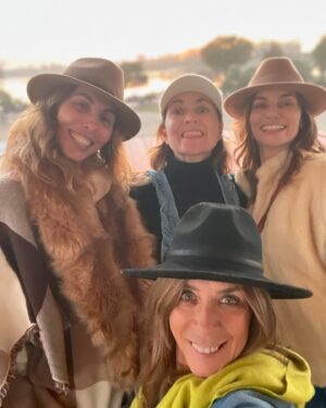 Eva Isanta Instagram - Despedir lo viejo y dar la bienvenida a lo nuevo.
¡Feliz 2025 a todo el mundo!
Con gente bonita y risas siempre es mejor y el Sol de fondo.
Gracias @rocio_bracerotv y @normaruizita por ser las mejores anfitrionas de #elrocío y saber compartir todo con tanto amor.