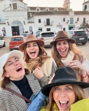 Eva Isanta Instagram - Despedir lo viejo y dar la bienvenida a lo nuevo.
¡Feliz 2025 a todo el mundo!
Con gente bonita y risas siempre es mejor y el Sol de fondo.
Gracias @rocio_bracerotv y @normaruizita por ser las mejores anfitrionas de #elrocío y saber compartir todo con tanto amor.