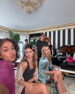 Eva Ruiz Instagram - CULPA TUYA ya está fuera🤍 que bonito ha sido interpretar a Jenna otra vez y compartir esta aventura con mis compañerxs, les quiero!!🥹
Gracias @primevideoes @primevideo y a @pokeepsie_films @domingodireccion y todo el equipo por darle vida a estas historias tan maravillosas de @mercedesronn 🤍
A mi amiga @itsnicolewallace por ser mi apoyo durante todo el rodaje tq y te admiro🫶🏽
Y a los fans, por todo el amor que nos han dado, que sin ustedes no habría nada de esto, espero que la disfruten mucho🤍🤍🤍 y de lo que quedaa 🤫