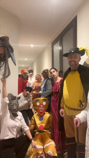 Eva Soriano Instagram - FELIZ NAVIDAD🌠🎊
Ayer la cena de nochebuena se tematizó como “La ciénaga de Shrek Christmas Edition”, este ha sido el resultado. Shrek y Fiona no salen. Así es…, que me equivoqué mandando los emails, pues también.
Feliz Navidad a tuttiiiii!!!♥️♥️