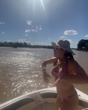 Eva Soriano Instagram - VERAVIDAD 2025🏝️🎆
Empezamos el año rompiendo la maldición del mal tiempo, solo me ha llovido 1 día. Pero teniendo en cuenta que me llovia siempre es una buena media.
Me noto que este 2025  me va a hacer bueno.
Por cierto: 🖕🏻🖕🏻roberto leal, eres huesos.