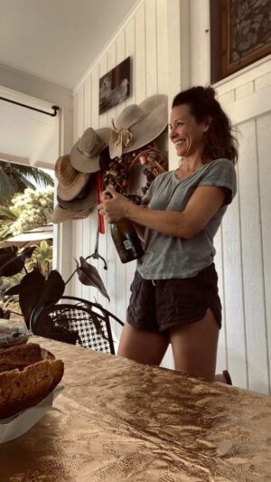 Evangeline Lilly Instagram - When Grandma busts out the good stuff...😋

Welcome to 2025, everybody! Let's start it off with a pop 🍾🥂

@domperignonofficial #notanad #happynewyear #welcometo2025