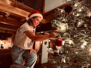 Evangeline Lilly Instagram - It's Christmas Eve! My little boy is electric with excitement. It's 7:25am and he can not be still. He's downstairs in the kitchen pacing and walking vigorously in circles, talking his daddy's head off. 🤗 He has even read his dad a 15th century Child Ballad about Mary and Joseph called The Cherry Tree Carol. He read it beautifully! 

The magic of Christmas is undeniable, and yet I find that, raising my children "non-religious" has taken some of the meaning out of Christmas. I hear talk of Santa and presents 🎁, fun and joy, but it seems that peace and good will toward all people has been lost. When I was little, those were the primary focus of the holiday season everywhere I went: school, church, and even stores and advertising. This year, my son's Christmas concert at school had absolutely no reference to the meaning of Christmas - they didn't talk about giving, about charity, about resolving differences, choosing grace, about peace on earth...

In the face of all the evil done in the name of religion, I love all religion for what it does bring us - meaning and a focus on the things unseen. I want to do more at Christmas to keep the focus away from material things and, instead, on the Spirit, but when the rest of my society seems to have lost sight of the Spirit and let consumerism fill the void left behind, it can be hard. 

What do you think about the Christmas Spirit: whether that is the spirit of the winter solstice or the Spirit of Christ's birth, of the spirit of Hannukah, or something else? What does Christmas mean to you? Does it have any meaning to you? And how do you live out that meaning during the holidays? 

Tell me your stories. ☺️🙏🏼🎄

#christmasspirit #christmas #christmastraditions #holidays #peaceonearth #goodwilltowardmen #cherrytreecarol