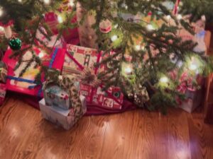 Evangeline Lilly Instagram - It's Christmas Eve! My little boy is electric with excitement. It's 7:25am and he can not be still. He's downstairs in the kitchen pacing and walking vigorously in circles, talking his daddy's head off. 🤗 He has even read his dad a 15th century Child Ballad about Mary and Joseph called The Cherry Tree Carol. He read it beautifully! 

The magic of Christmas is undeniable, and yet I find that, raising my children "non-religious" has taken some of the meaning out of Christmas. I hear talk of Santa and presents 🎁, fun and joy, but it seems that peace and good will toward all people has been lost. When I was little, those were the primary focus of the holiday season everywhere I went: school, church, and even stores and advertising. This year, my son's Christmas concert at school had absolutely no reference to the meaning of Christmas - they didn't talk about giving, about charity, about resolving differences, choosing grace, about peace on earth...

In the face of all the evil done in the name of religion, I love all religion for what it does bring us - meaning and a focus on the things unseen. I want to do more at Christmas to keep the focus away from material things and, instead, on the Spirit, but when the rest of my society seems to have lost sight of the Spirit and let consumerism fill the void left behind, it can be hard. 

What do you think about the Christmas Spirit: whether that is the spirit of the winter solstice or the Spirit of Christ's birth, of the spirit of Hannukah, or something else? What does Christmas mean to you? Does it have any meaning to you? And how do you live out that meaning during the holidays? 

Tell me your stories. ☺️🙏🏼🎄

#christmasspirit #christmas #christmastraditions #holidays #peaceonearth #goodwilltowardmen #cherrytreecarol