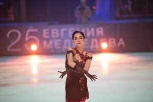 Evgenia Medvedeva Instagram - Вчера состоялось Юбилейное шоу по случаю моего 25-ти летия. Мы с командой готовились к этому шоу не один месяц и результат оправдал все ожидания. На мне были те самые соревновательные платья, в которых я выступала во время спортивной карьеры. Например, платье «Анны Карениной» пришлось восстанавливать, шить новые перчатки. Моя собака, когда была щенком, разгрызла их в клочья. Перчатки спасти не удалось, а платье собрали по кусочкам.

Я хочу сказать отдельное спасибо всем артистам, которые вчера вживую выступали со сцены во время прокатов фигуристов. Всем фигуристам, которые для меня не просто коллеги по цеху, а настоящие друзья. Думаю, что вы почувствовали атмосферу праздника и любви вчера на шоу, как чувствовала ее я. 

Большое спасибо организаторам, а именно команде Департамента спорта Москвы, которые были по ту сторону льда и экранов и следили за тем , чтобы все было по высшему разряду. 

А также, особая благодарность спонсорам шоу, благодаря которым оно состоялось. А именно: Т-Банку, FONBET, Департаменту спорта города Москвы, РЖД, ВКонтакте, Первому каналу, Федерации фигурного катания России, Спортс и Дорожному радио.

Ну и тем, без кого ничего бы этого не было, а именно вам - зрители❤️