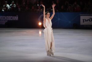 Evgenia Medvedeva Instagram - Вчера состоялось Юбилейное шоу по случаю моего 25-ти летия. Мы с командой готовились к этому шоу не один месяц и результат оправдал все ожидания. На мне были те самые соревновательные платья, в которых я выступала во время спортивной карьеры. Например, платье «Анны Карениной» пришлось восстанавливать, шить новые перчатки. Моя собака, когда была щенком, разгрызла их в клочья. Перчатки спасти не удалось, а платье собрали по кусочкам.

Я хочу сказать отдельное спасибо всем артистам, которые вчера вживую выступали со сцены во время прокатов фигуристов. Всем фигуристам, которые для меня не просто коллеги по цеху, а настоящие друзья. Думаю, что вы почувствовали атмосферу праздника и любви вчера на шоу, как чувствовала ее я. 

Большое спасибо организаторам, а именно команде Департамента спорта Москвы, которые были по ту сторону льда и экранов и следили за тем , чтобы все было по высшему разряду. 

А также, особая благодарность спонсорам шоу, благодаря которым оно состоялось. А именно: Т-Банку, FONBET, Департаменту спорта города Москвы, РЖД, ВКонтакте, Первому каналу, Федерации фигурного катания России, Спортс и Дорожному радио.

Ну и тем, без кого ничего бы этого не было, а именно вам - зрители❤️