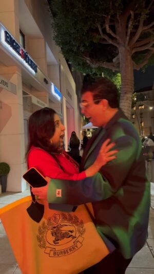 Farah Khan Instagram - When karan met Farah 😂 #karah @karanjohar thank uuuu for a great evening in LA♥️ videography by:- @shekharravjiani
