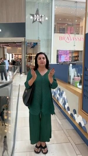 Farah Khan Instagram - What gucci n prada r to @karanjohar .. @primark is to me😂 #wheninLondon #weRindians .. p.s- by the way the Gucci bag im carrying was a birthday gift frm .. Karan of course😄