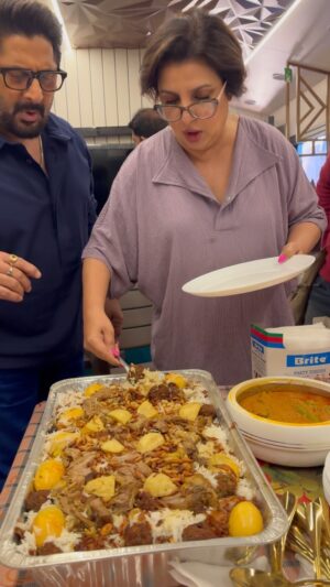 Farah Khan Instagram - Jhalak ki Daawat! Monday binge! We judge better after a feast 😂 @arshad_warsi cooks for us♥️ @malaikaaroraofficial n i EAT😂 #jhalakdikhlajaa @sonytvofficial