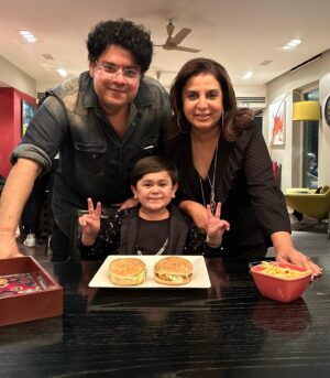 Farah Khan Instagram - My 2 favourites this season of #biggboss16 .. sometimes its even better to just win hearts ♥️♥️♥️ @abdu_rozik @aslisajidkhan @colorstv #mandli #family #burgir #longsonshortsonshow