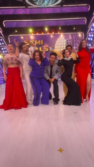 Farah Khan Instagram - With the Guru himself! Our compulsory #jhalakdikhlaja reel♥️ @gururandhawa @malaikaaroraofficial the @arshad_warsi @gauaharkhan @rithvikk_dhanjani @saieemmanjrekar @sonytvofficial