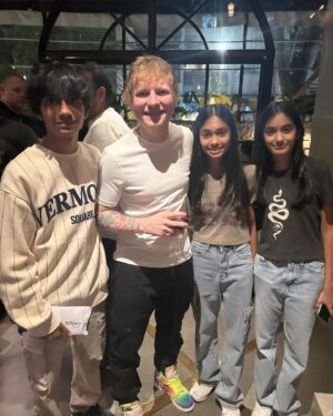 Farah Khan Instagram - Last time i had a party for Ed Shereen the kids were nt allowed up on their own terrace, as they were too small for a grown up party.. so @teddysphotos very sweetly went to their bedroom to click pics with them♥️ this party i threw.. guess who were the 1st ones there! Time FLIESSSSSS⚡️⚡️⚡️