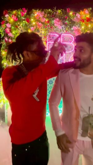 Farah Khan Instagram - Yeh ek video bach gaya tha😁 #mandli @m___c___stan @shivthakare9 @nimritahluwalia @abdu_rozik .. @aslisajidkhan was probably somewhere eating the keema pao.. guest appearance by @fahmaankhan ♥️ #throwback #biggbossparty