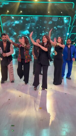 Farah Khan Instagram - Ek reel toh banta hain.. when @iamjuhichawla arrives on the sets.. @sonytvofficial #jhalakdikhlajaa ♥️♥️♥️